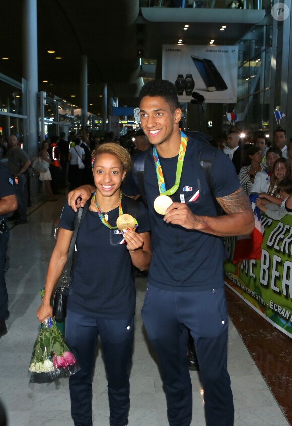 Tony Yoka et sa compagne Estelle Mossely - Arrivées des athlètes des jeux olympiques de Rio 2016 à l'aéroport de Roissy le 23 août 2016.