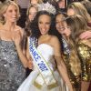 Alicia Aylies entourée de Sylvie Tellier et des 29 autres Miss régionales lors de son sacre au concours Miss France 2017 le 17 décembre 2016 à Montpellier