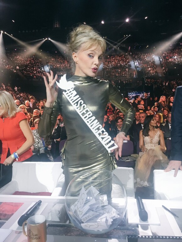 Arielle Dombasle lors de l'élection de Miss France 2017 le 17 décembre 2016 à l'Arena de Montpellier