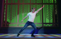 Chris Hemsworth danse en mode disco dans un extrait exclusif des bonus de S.O.S Fantômes (Ghostbusters).