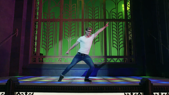 Chris Hemsworth danse en mode disco dans un extrait exclusif des bonus de S.O.S Fantômes (Ghostbusters).