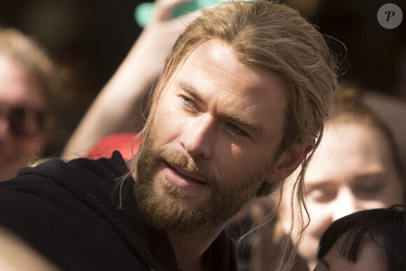 Chris Hemsworth se prête volontiers à une séance de selfies avec des fans pendant le tournage de "Thor 3: Ragnarok" à Brisbane. Australie, le 26 août 2016.