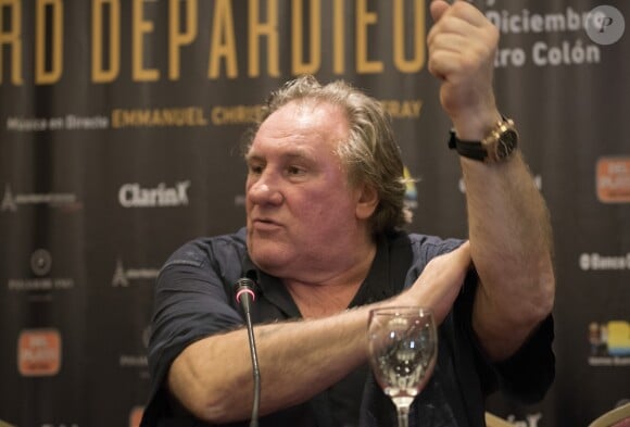 Gérard Depardieu fait un bras d'honneur lors d'une conférence de presse à l'hôtel Panamericano Buenos Aires à propos de ses spectacles au théatre Colon le 16 décembre 2016.