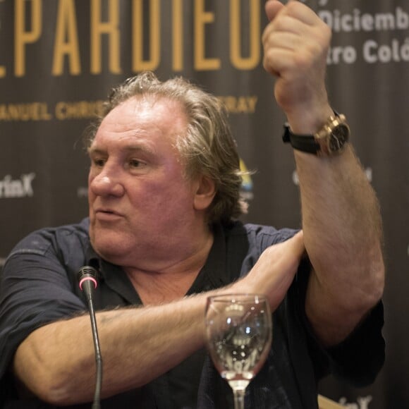 Gérard Depardieu fait un bras d'honneur lors d'une conférence de presse à l'hôtel Panamericano Buenos Aires à propos de ses spectacles au théatre Colon le 16 décembre 2016.