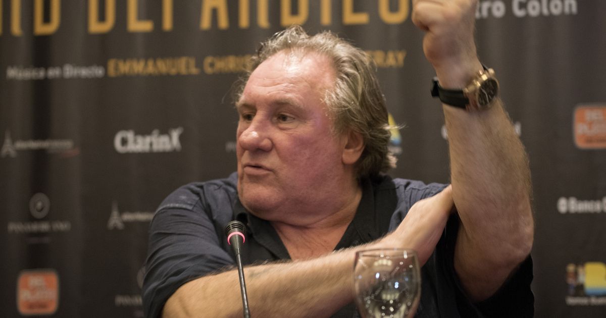 Gerard Depardieu Fait Un Bras D Honneur Lors D Une Conference De Presse A L Hotel Panamericano Buenos Aires A Propos De Ses Spectacles Au Theatre Colon Le 16 De Purepeople