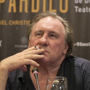 Gérard Depardieu fume lors d'une conférence de presse à l'hôtel Panamericano Buenos Aires à propos de ses spectacles au théatre Colon le 16 décembre 2016.
