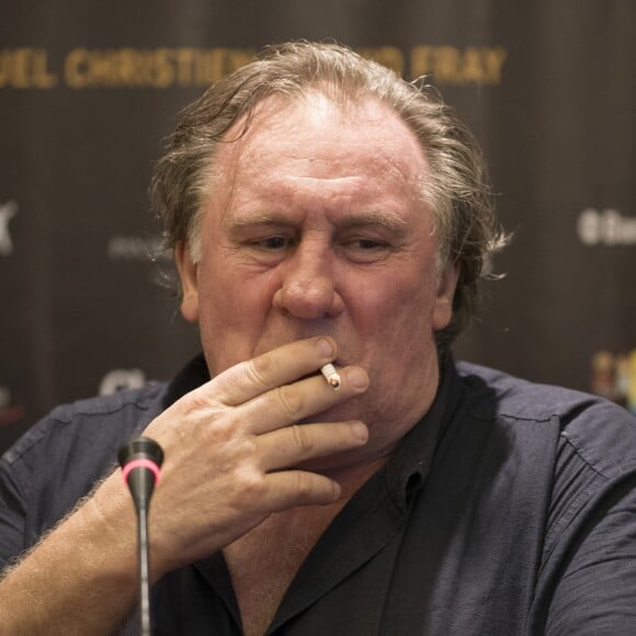 Gérard Depardieu fume et fait un bras d'honneur lors d'une conférence de presse à l'hôtel Panamericano Buenos Aires à propos de ses spectacles au théatre Colon le 16 décembre 2016.