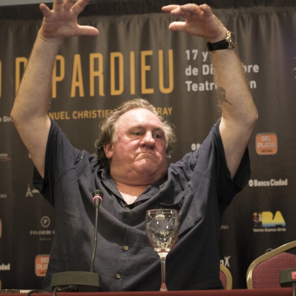 Gérard Depardieu fume et fait un bras d'honneur lors d'une conférence de presse à l'hôtel Panamericano Buenos Aires à propos de ses spectacles au théatre Colon le 16 décembre 2016.
