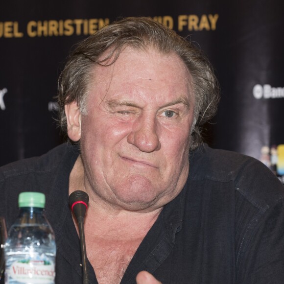 Gérard Depardieu fume et fait un bras d'honneur lors d'une conférence de presse à l'hôtel Panamericano Buenos Aires à propos de ses spectacles au théatre Colon le 16 décembre 2016.