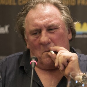 Gérard Depardieu fume et fait un bras d'honneur lors d'une conférence de presse à l'hôtel Panamericano Buenos Aires à propos de ses spectacles au théatre Colon le 16 décembre 2016.