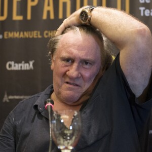 Gérard Depardieu fume et fait un bras d'honneur lors d'une conférence de presse à l'hôtel Panamericano Buenos Aires à propos de ses spectacles au théatre Colon le 16 décembre 2016.