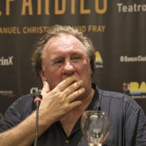Gérard Depardieu fume et fait un bras d'honneur lors d'une conférence de presse à l'hôtel Panamericano Buenos Aires à propos de ses spectacles au théatre Colon le 16 décembre 2016.