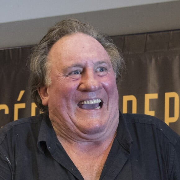 Gérard Depardieu fume et fait un bras d'honneur lors d'une conférence de presse à l'hôtel Panamericano Buenos Aires à propos de ses spectacles au théatre Colon le 16 décembre 2016.