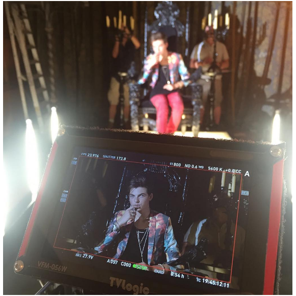 Damian Hurley sur le tournage de la série The Royals. Il a fait ses débuts à la télévision le 18 décembre 2016. Photo publiée sur sa page Instagram en décembre 2016