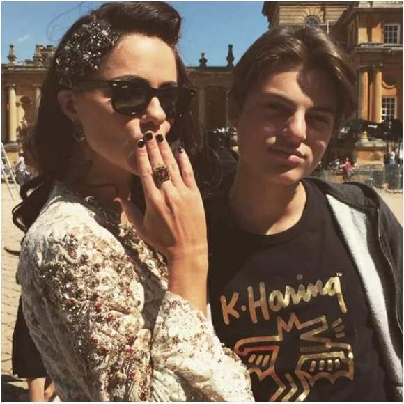 Damian Hurley sur le tournage de la série The Royals. Il a fait ses débuts à la télévision le 18 décembre 2016. Photo publiée sur sa page Instagram en décembre 2016