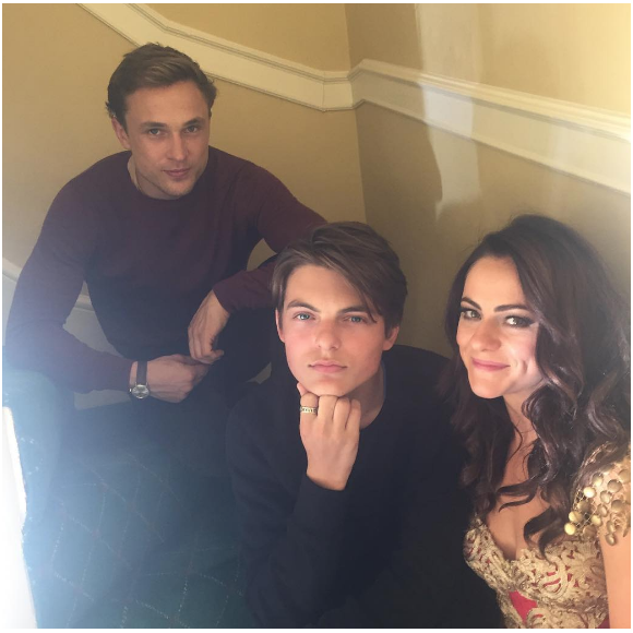 Damian Hurley sur le tournage de la série The Royals. Il a fait ses débuts à la télévision le 18 décembre 2016. Photo publiée sur sa page Instagram en décembre 2016
