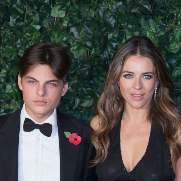Elizabeth (Liz) Hurley et son fils Damian à la cérémonie des "Evening Standard Theatre Awards" au théâtre Old Vic à Londres, le 13 novembre 2016.