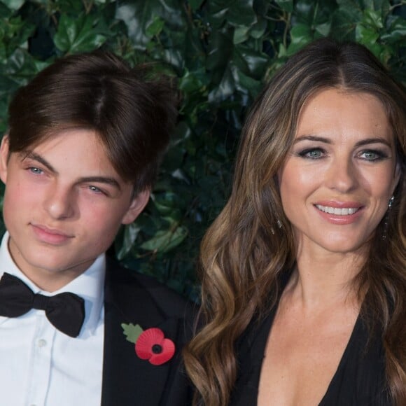 Elizabeth (Liz) Hurley et son fils Damian à la cérémonie des "Evening Standard Theatre Awards" au théâtre Old Vic à Londres, le 13 novembre 2016.