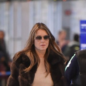 Liz (Elizabeth) Hurley et son fils Damian Charles sont à l'aéroport de Marbella, le 18 février 2016.