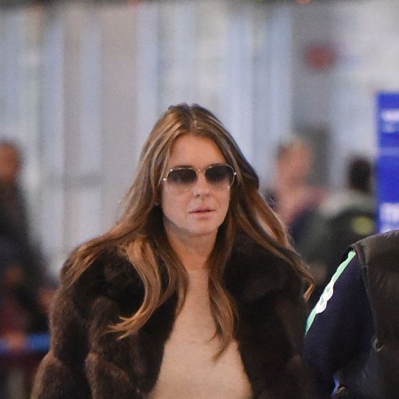 Liz (Elizabeth) Hurley et son fils Damian Charles sont à l'aéroport de Marbella, le 18 février 2016.