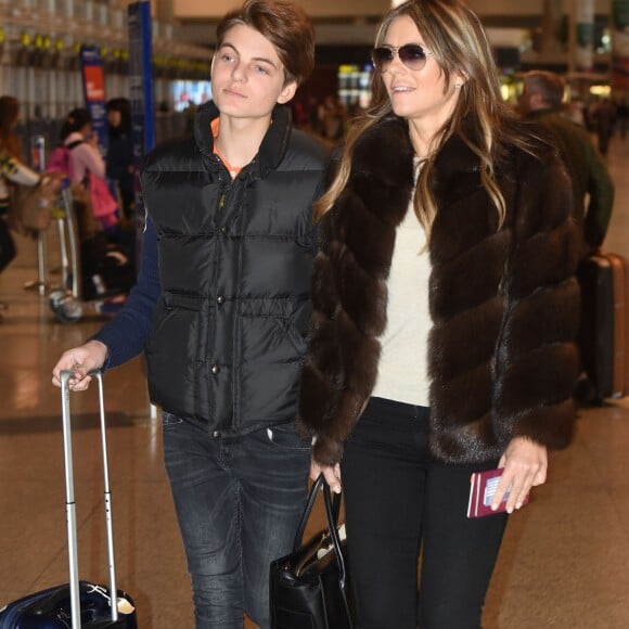 Liz (Elizabeth) Hurley et son fils Damian Charles sont à l'aéroport de Marbella, le 18 février 2016.