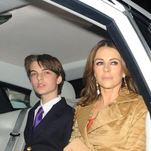 Elizabeth Hurley (Liz Hurley) et son fils Damian à la première de la série "The Royals" à Londres le 24 mars 2015.