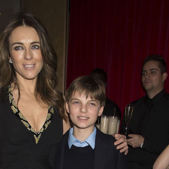 Elizabeth Hurley et son fils Damian apres la representation de "Casse-Noisette" par le ballet national britannique a Londres. Le 12 decembre 2013