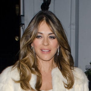 Elizabeth Hurley (Liz Hurley) quite son domicile à Londres le 8 décembre 2016 pour aller inaugurer les illuminations de Noël dans le quartier de Mayfair.