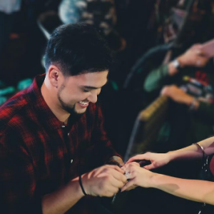 Billy Crawford a demandé la main de sa chérie Coleen Garcia, aux Philippines, le 20 décembre 2016.