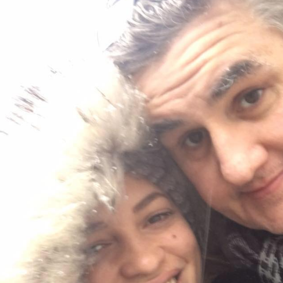 Pierre Ménès pose avec sa compagne Mélissa sur Facebook en janvier 2016.