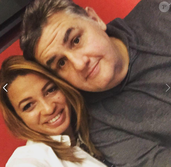 Pierre Ménès pose avec sa compagne Mélissa sur Facebook en novembre 2015.