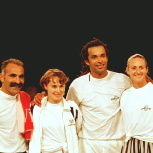 Mansour Bahrami, Martina Hingis, Yannick Noah et mary Pierce à la soirée "Les enfants de la terre", à Paris, le 21 mai 1997.