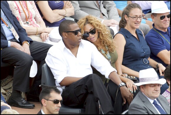 Jay Z, Beyoncé et Mary Pierce assistent à la finale hommes des internationaux de France de Roland Garros le 6 juin 2010.