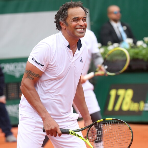 Yannick Noah - Yannick Noah dispute le trophée des légendes devant sa famille lors des internationaux de France de tennis à Roland Garros à Paris le 4 juin 2016.