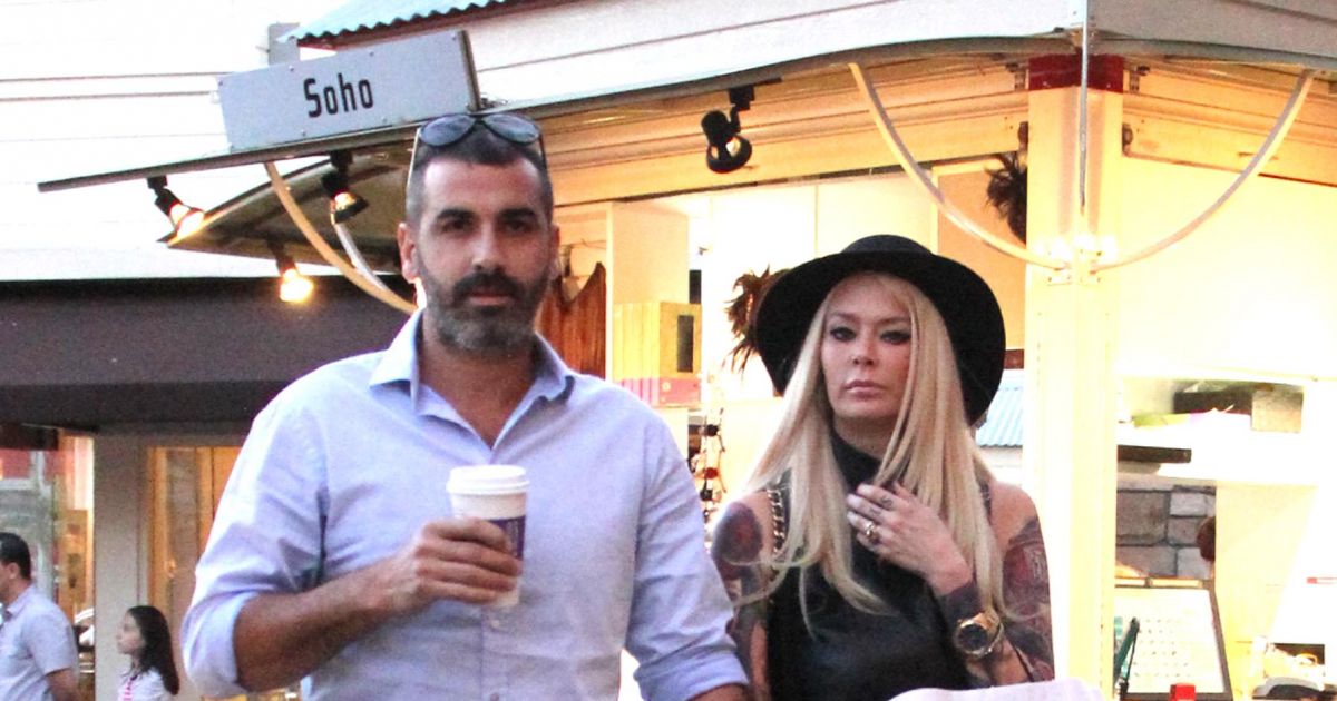 Jenna Jameson se promène avec son petit ami dans le centre commercial