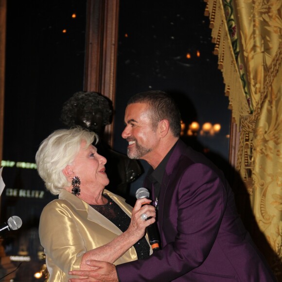 George Michael avec Line Renaud lors de son concert à l'Opéra Garnier à Paris avec le spectacle de sa tournée Symphonica, au profit du Sidaction, le 9 septembre 2012. Le chanteur anglais est mort à 53 ans le 25 décembre 2016.