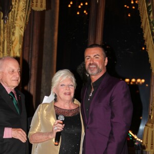 George Michael avec Pierre Bergé et Line Renaud lors de son concert à l'Opéra Garnier à Paris avec le spectacle de sa tournée Symphonica, au profit du Sidaction, le 9 septembre 2012. Le chanteur anglais est mort à 53 ans le 25 décembre 2016.