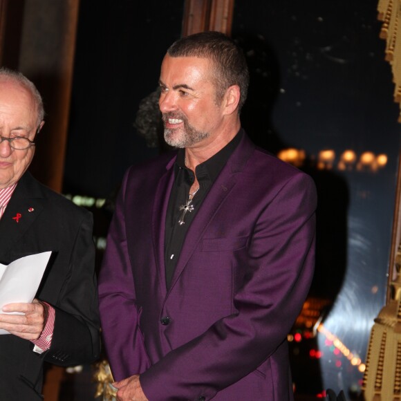 George Michael avec Line Renaud lors de son concert à l'Opéra Garnier à Paris avec le spectacle de sa tournée Symphonica, au profit du Sidaction, le 9 septembre 2012. Le chanteur anglais est mort à 53 ans le 25 décembre 2016.