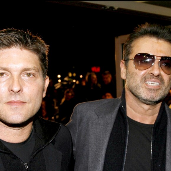 George Michael et son compagnon Kenny Goss à l'avant-première du film Sleuth à Londres en novembre 2007.
