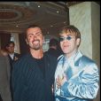  George Michael et Elton John à Londres en juin 1995 lors du lancement du livre de Gianni Versace. Le chanteur anglais est mort à 53 ans le 25 décembre 2016. 