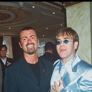 George Michael et Elton John à Londres en juin 1995 lors du lancement du livre de Gianni Versace. Le chanteur anglais est mort à 53 ans le 25 décembre 2016.