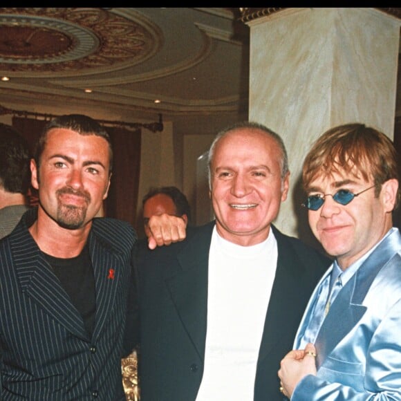 George Michael et Elton John à Londres en juin 1995 lors du lancement du livre de Gianni Versace. Le chanteur anglais est mort à 53 ans le 25 décembre 2016.