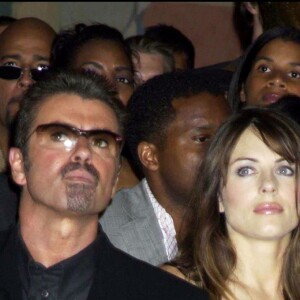 George Michael et Elizabeth Hurley au défilé Versace à Paris en juillet 2002. Le chanteur anglais est mort à 53 ans le 25 décembre 2016.