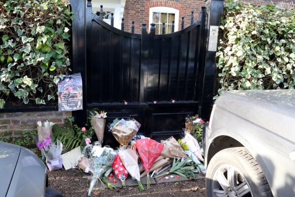 Des fans rendent hommage à George Michael devant sa maison du nord de Londres le 26 décembre 2016, au lendemain de l'annonce de sa mort à 53 ans.