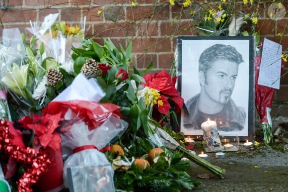 Hommage à George Michael devant son domicile de Goring dans l'Oxfordshire, le 26 décembre 2016.