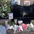 Hommage à George Michael devant sa maison du nord de Londres, le 26 décembre 2016 après l'annonce de sa mort à l'âge de 53 ans dans la nuit. Des fleurs, des bougies et des messages sont déposés.