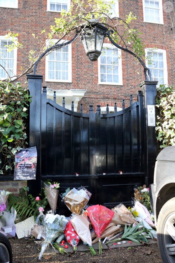Hommage à George Michael devant sa maison du nord de Londres, le 26 décembre 2016 après l'annonce de sa mort à l'âge de 53 ans dans la nuit. Des fleurs, des bougies et des messages sont déposés.