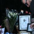 Hommage à George Michael devant sa maison du nord de Londres, le 26 décembre 2016 après l'annonce de sa mort à l'âge de 53 ans dans la nuit. Des fleurs, des bougies et des messages sont déposés.