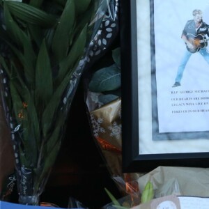 Hommage à George Michael devant sa maison du nord de Londres, le 26 décembre 2016 après l'annonce de sa mort à l'âge de 53 ans dans la nuit. Des fleurs, des bougies et des messages sont déposés.