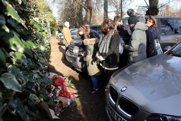 Hommage à George Michael devant sa maison du nord de Londres, le 26 décembre 2016 après l'annonce de sa mort à l'âge de 53 ans dans la nuit. Des fleurs, des bougies et des messages sont déposés.